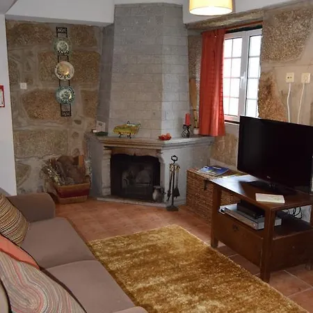 Casa Do Chao Do Ribeiro Tatil Evi Gouveia (Guarda)